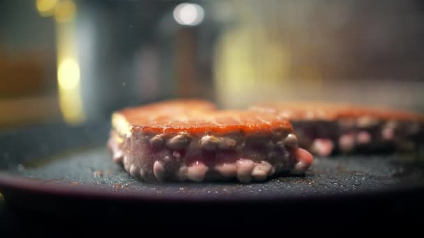 Sizzling en roken tonijn steak op een koekenpan, close-up schot — Stockvideo