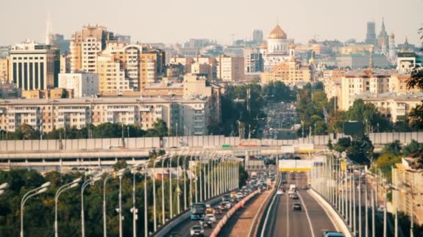 Establecimiento de la tele filmación del centro de Moscú, Rusia, con la participación del Kremlin y la Catedral de Cristo Salvador, principales puntos de referencia de las ciudades — Vídeos de Stock