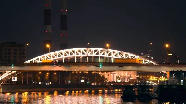 El tráfico del puente del río Moskva en la noche, Moscú, Rusia —  Fotos de Stock