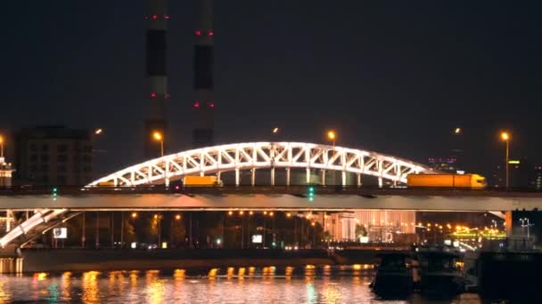 El tráfico del puente del río Moskva en la noche, Moscú, Rusia — Vídeo de stock