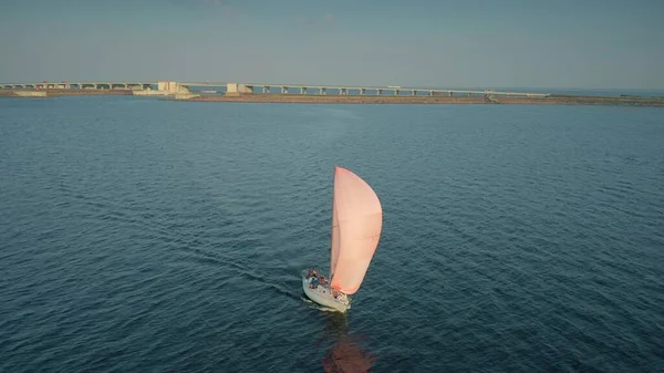 KRONSTADT, RUSIA - 10 de julio de 2021. Foto aérea de un yate de vela con vela rosa en el mar —  Fotos de Stock