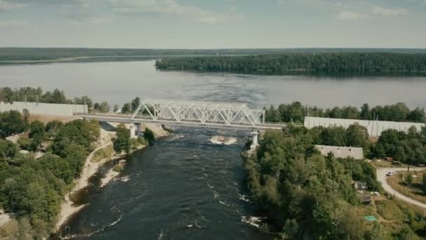 Αεροφωτογραφία γεφυρών πάνω από τον ποταμό Βουόκσι και ανθρώπων ράφτινγκ, βορειοδυτική Ρωσία — Αρχείο Βίντεο