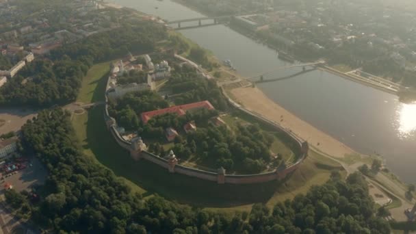 Kremlinul din Veliky Novgorod, pe malul râului Volkhov, Rusia. Vedere aeriană — Videoclip de stoc