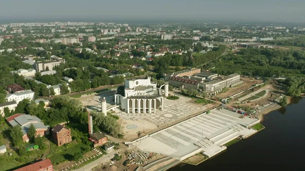 ヴォルホフ川河畔のヴェリキー・ノヴゴロドのドラマ劇場の空中撮影 — ストック写真