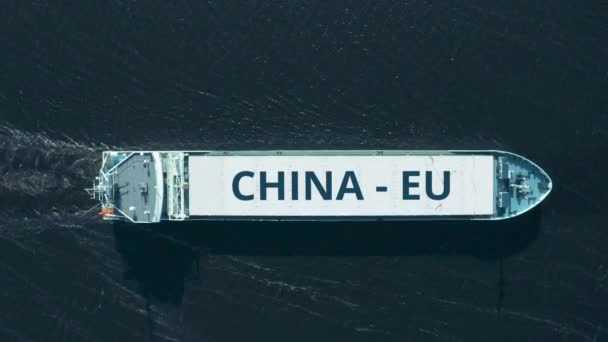 Vista aérea del gran buque de carga en movimiento con CHINA - Texto de la UE — Vídeos de Stock