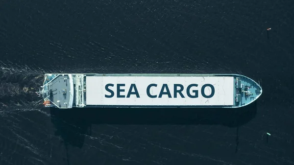 Текст SEA CARGO на вантажному кораблі, вид з повітря — стокове фото