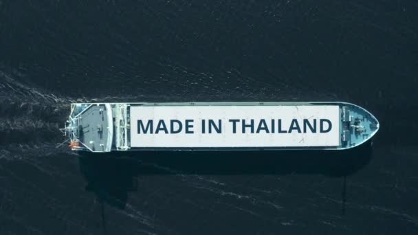 Сверху вниз вид грузового судна с текстом MADE IN THAILAND — стоковое видео