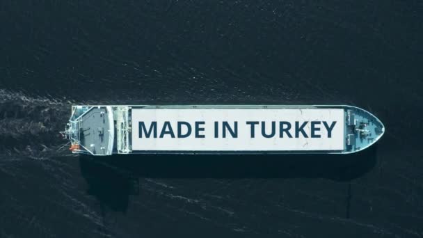 A TURKEY-szövegben MADE-et tartalmazó teherhajó felülnézeti antennája — Stock videók