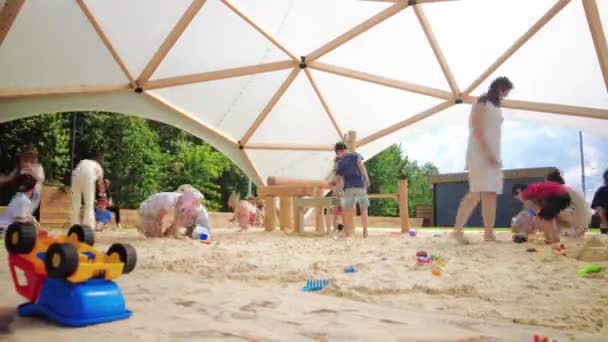 Largo lapso de tiempo de exposición de un parque infantil lleno de niños desconocidos — Vídeo de stock