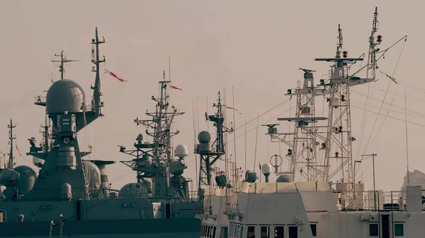 Sok hadihajó zászlókkal az orosz katonai bázison. — Stock Fotó