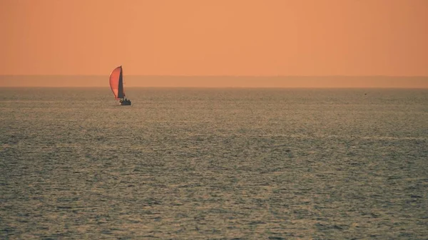 Vzdálená plachetnice za horkou mlhou na otevřeném moři, tele shot — Stock fotografie
