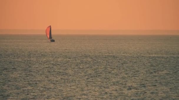 熱の背後にある遠くの帆船は、海の中でかすみ、テレショット — ストック動画