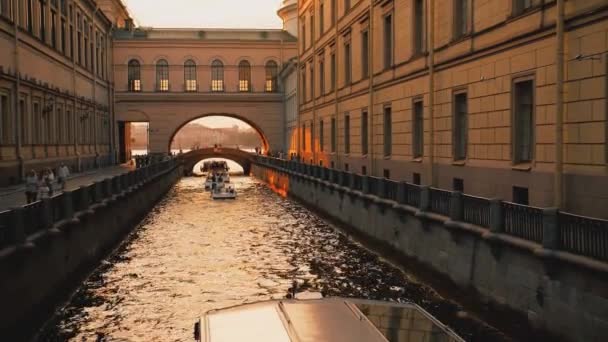 Sint Petersburg, Rusland - 13-11-2021. De rondvaartboten bij de rivier de Neva en de samenvloeiing van kanalen — Stockvideo