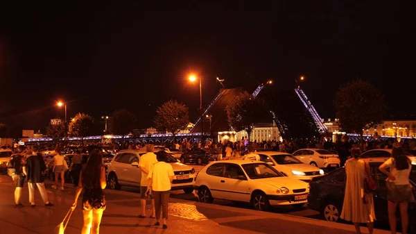 SAINT PETERSBURG, RÚSSIA - JULHO 13, 2021. Turistas em aterro lotado assistir famoso Palácio ponte levadiça subindo sobre o rio Neva — Fotografia de Stock