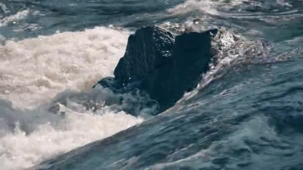 岩の白水のせせらぎ。川の高速テレレンズショット — ストック動画