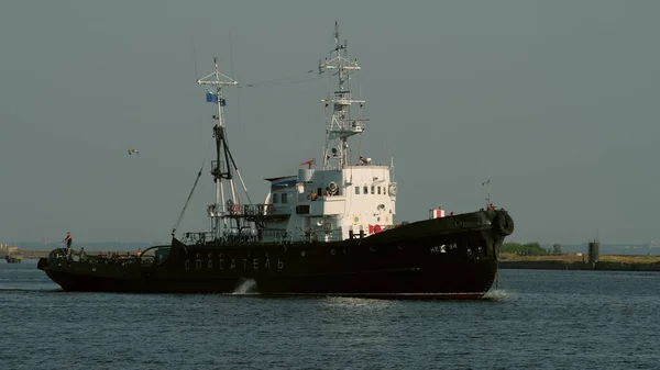 KRONSTADT, RUSIA - 10 de julio de 2021. Remolcador de salvamento Neptuno anclaje cerca de Kronstadt — Foto de Stock