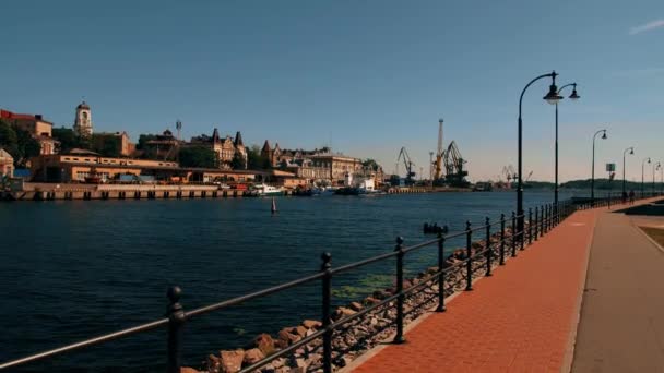Кран і кораблі в порту Виборг (Росія). — стокове відео