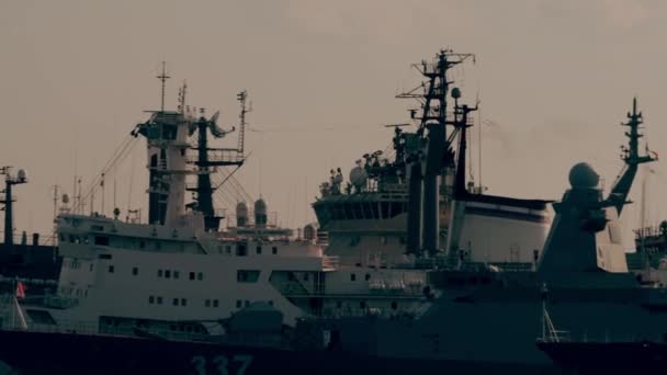 Detalhes de muitos navios militares da marinha russa, telefoto emprestado tiro — Vídeo de Stock