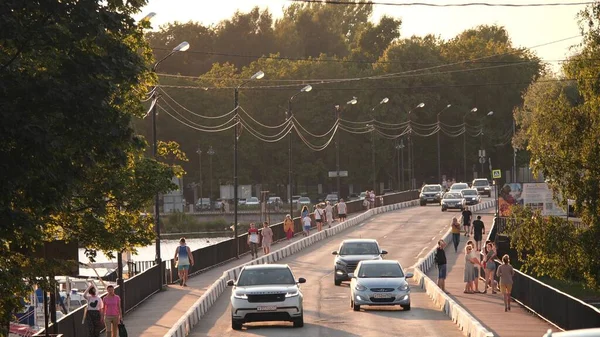 VYBORG, RUSSIA 10 JULY, 2021. Orang-orang dan mobil di jembatan di Kastil Vyborg — Stok Foto