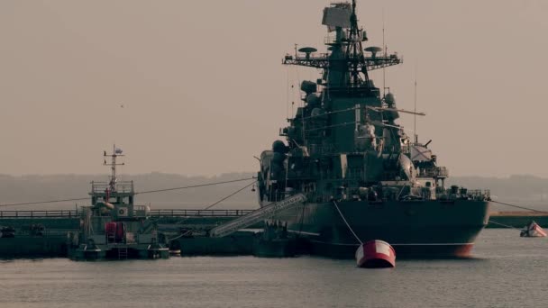 Ex destructor de la marina soviética y rusa Bespokoynyy, un barco museo en la isla de Kotlin. Kronstadt, Rusia — Vídeo de stock