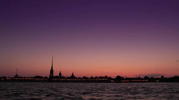 Silhouette de la forteresse Pierre-et-Paul à Saint-Pétersbourg vue du bateau sur la rivière Neva, Russie — Photo