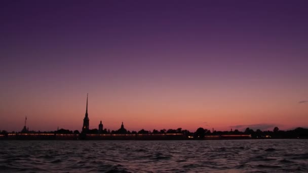 Silhouette della Fortezza di Pietro e Paolo a San Pietroburgo visto da barca sul fiume Neva, Russia — Video Stock