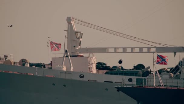 Zászlók Orosz Haditengerészeti Hajókon — Stock videók