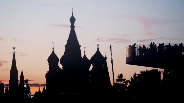 Kızıl Meydan ve Moskova Kremlin yakınlarındaki gözlem güvertesinde turist siluetleri — Stok video