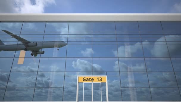 NAPLES tekst onthuld met landingsvliegtuig op luchthavengebouw — Stockvideo