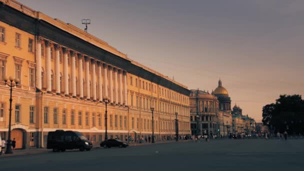 Saray Meydanı ve Rusya 'nın merkezindeki uzak St. Isaacs Katedrali. — Stok video