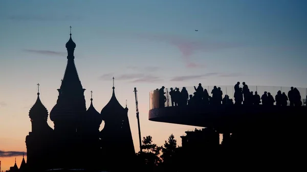 Convés de observação lotado perto da Praça Vermelha e do Kremlin de Moscovo à noite, Rússia — Fotografia de Stock