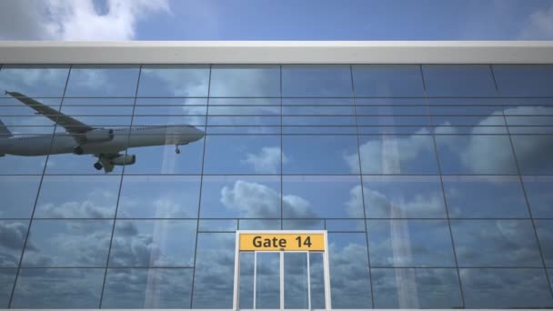 Авиалайнер, отражающийся в окнах терминала аэропорта с текстом TURIN — стоковое видео