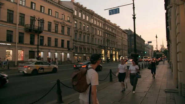 SAINT PETERSBURG, RÚSSIA - JULHO 13, 2021. Pessoas caminhando ao longo da famosa Avenida Nevsky à noite — Fotografia de Stock