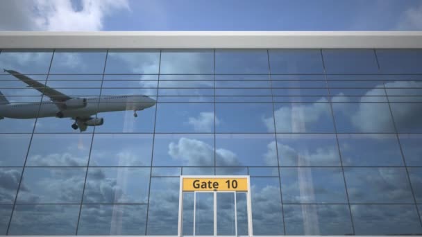 Naam van de stad DOHA en landingsvliegtuig op moderne luchthaven — Stockvideo