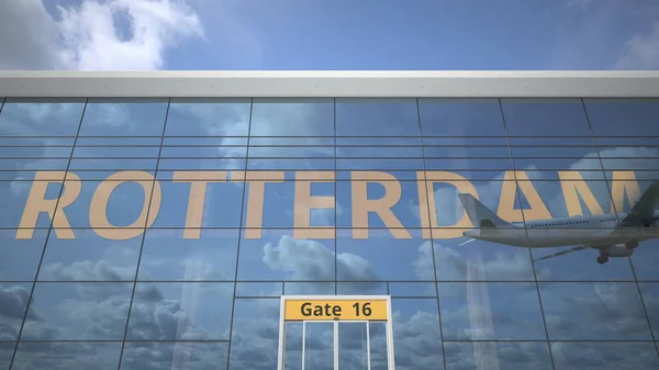 Verkehrsflugzeug reflektiert im Flughafenterminal mit ROTTERDAM-Text. 3D-Darstellung — Stockfoto