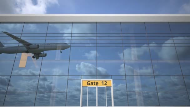 Avión comercial reflejado en terminal aeroportuaria con texto RIYADH — Vídeos de Stock