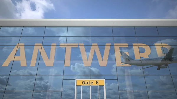 Passagierflugzeug reflektiert in den Fenstern des Flughafenterminals mit ANTWERP-Text. 3D-Darstellung — Stockfoto