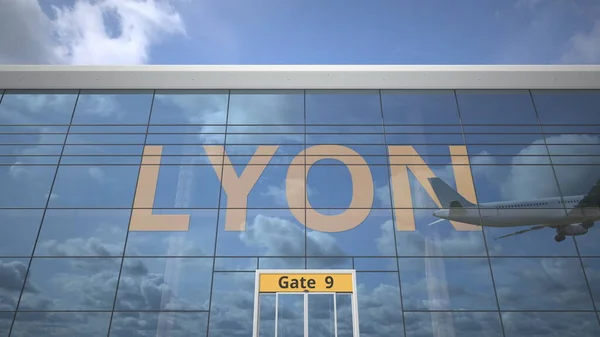 Avião comercial refletindo no terminal do aeroporto com texto LYON. Renderização 3d — Fotografia de Stock