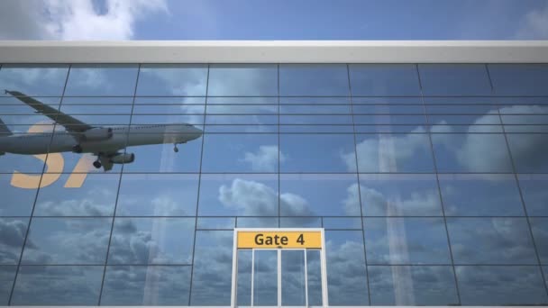 Commercieel vliegtuig reflecterend in luchthaven terminal met SANTIAGO tekst — Stockvideo