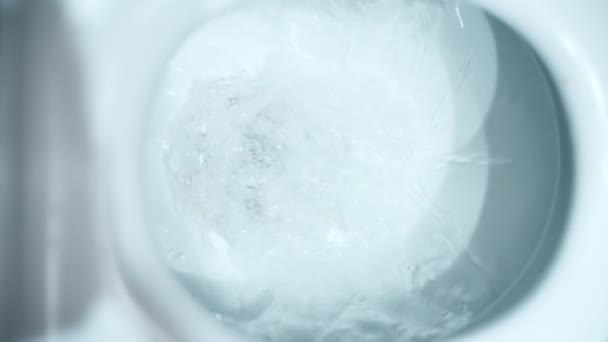 Scarico delle capsule mediche nel water. Concetto di droga dannosa — Video Stock