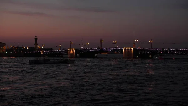 夜にネヴァ川のツアーボート。ロシアのサンクトペテルブルク — ストック写真