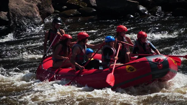 VUOKSI, RUSSIA - 11 lipca 2021. Ludzie ćwiczą rafting na czerwonej dmuchanej tratwie na rzece Vuoksi — Zdjęcie stockowe