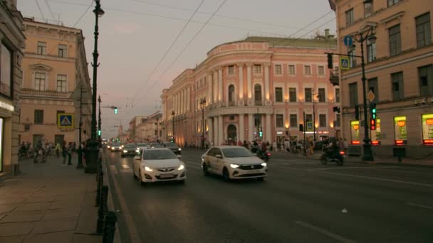 SAINT PETERSBURG, RUSSIA - 13 липня 2021 року. Вечором відомий Невський проспект — стокове відео