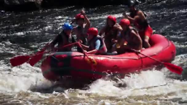 VUOKSI, Rusya - 11 Temmuz 2021. İnsanlar Vuoksi nehrinde kırmızı şişme salda rafting yapıyorlar. — Stok video