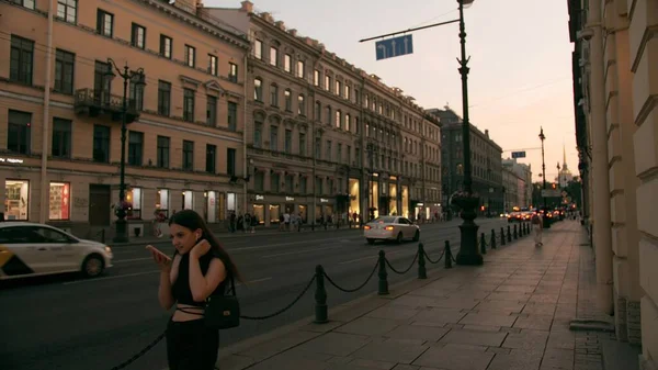 BESTÄLLNING PETERSBURG, Ryssland - 13 juli 2021. Folk går längs Nevsky Avenue på kvällen — Stockfoto