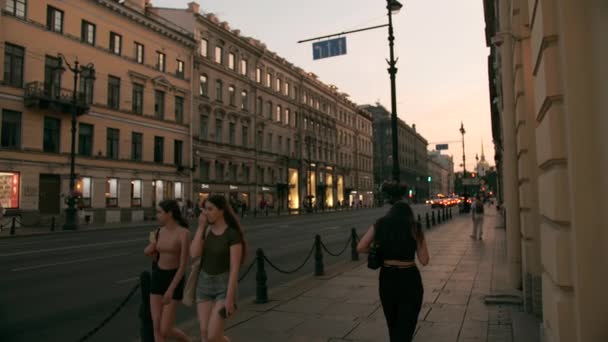 SAINT PETERSBURG, RÚSSIA - JULHO 13, 2021. As pessoas caminham ao longo da Avenida Nevsky à noite — Vídeo de Stock