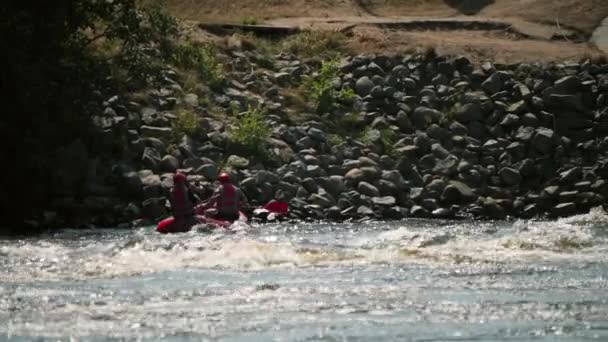 Bilinmeyen insanlar şişme salda rafting pratiği yapıyor Gümbürtülü beyaz su nehrinde — Stok video