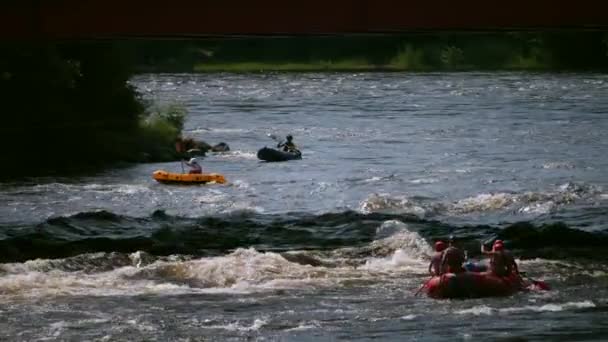 Gente desconocida en balsa inflable en el río de aguas bravas — Vídeo de stock
