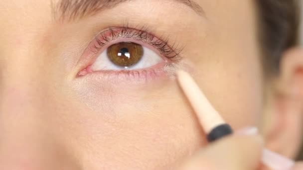 Maquillaje de ojos con iluminador — Vídeo de stock