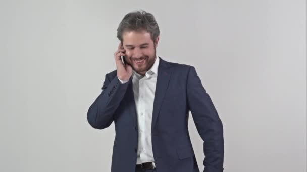 Hombre de traje hablando en un teléfono móvil — Vídeos de Stock